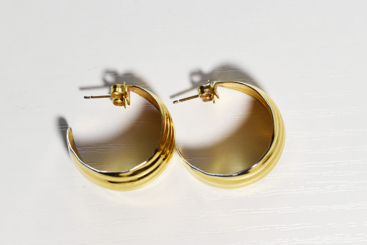 Vintage Ribbed Gold Tone Hoops