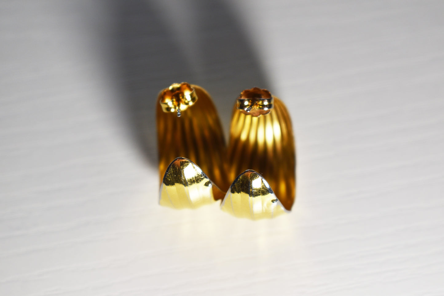 Vintage Ribbed Gold Tone Hoops