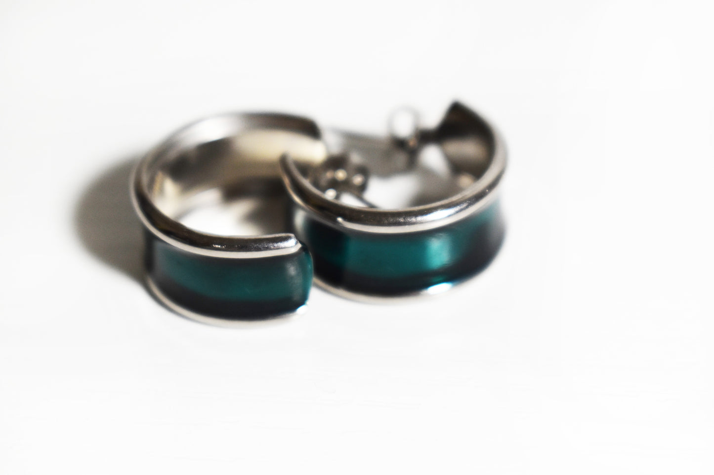 Vintage Simply Whispers Small Enamel Hoop Earring in Hunter Green Metallic
